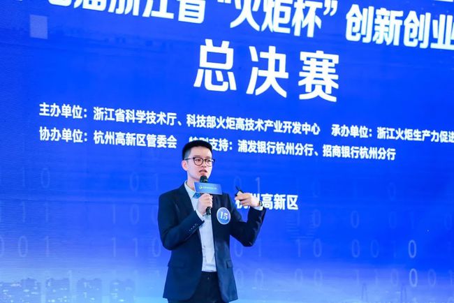 小健探索科技前沿，领略最新创新风采